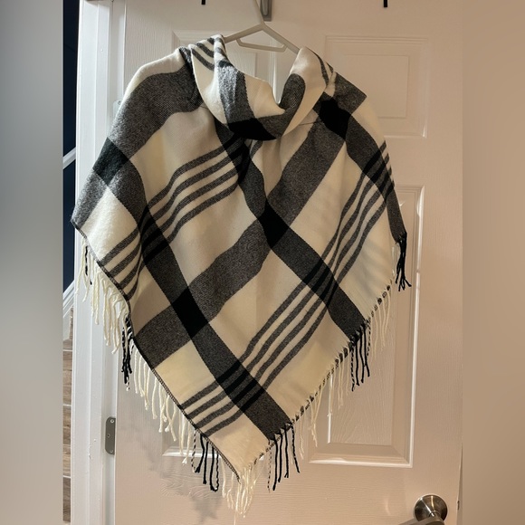 Beautiful Signature weekend black & white buffalo plaid toggle button up shawl. - Picture 2 of 6